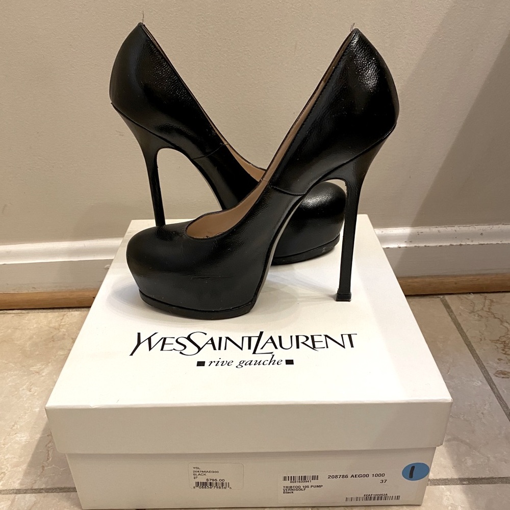 Yves Saint Laurent Pumps